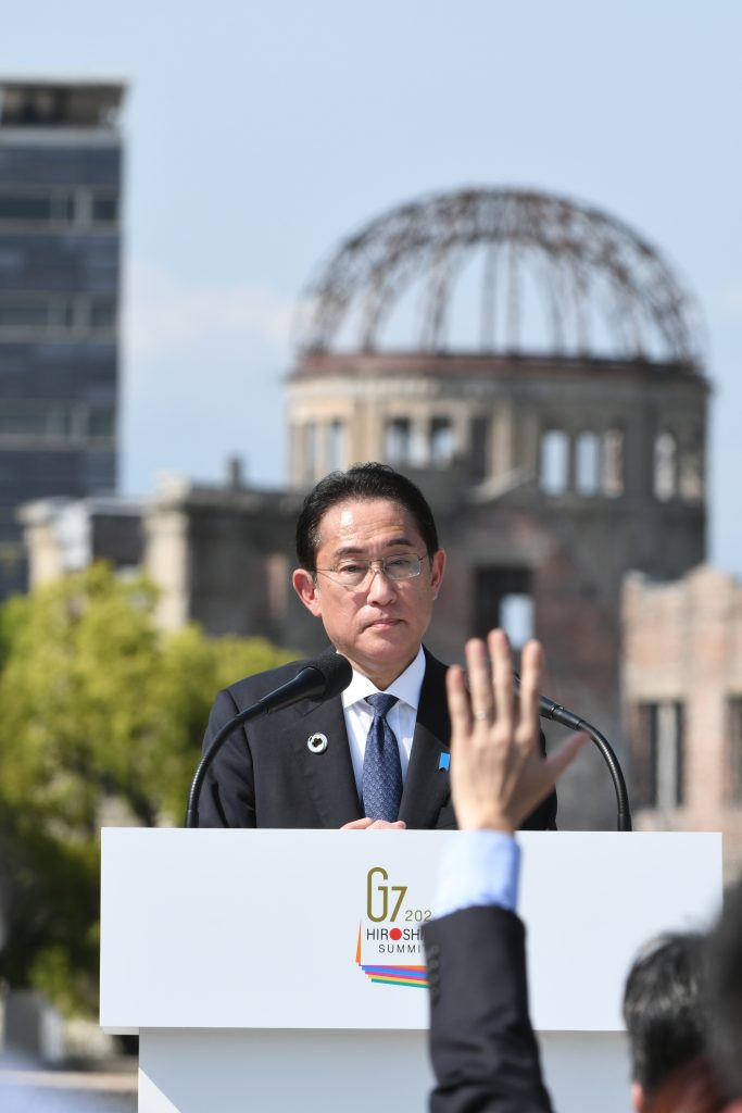 Japanese PM Fumio Kishida at a press conference in Hiroshima(pool photo). Toshihiko Ogata of Arc Times raised hand in front of the PM